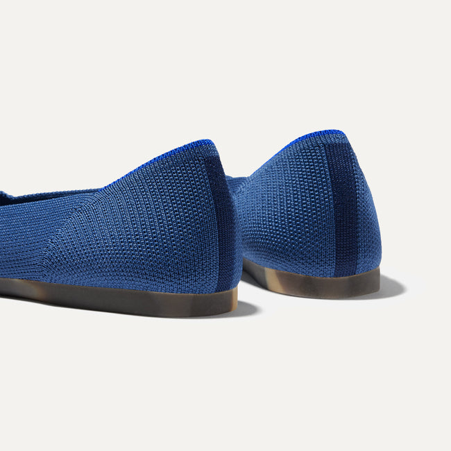 Close up of the heel of The Point in True Blue, with Rothy's signature blue halo.