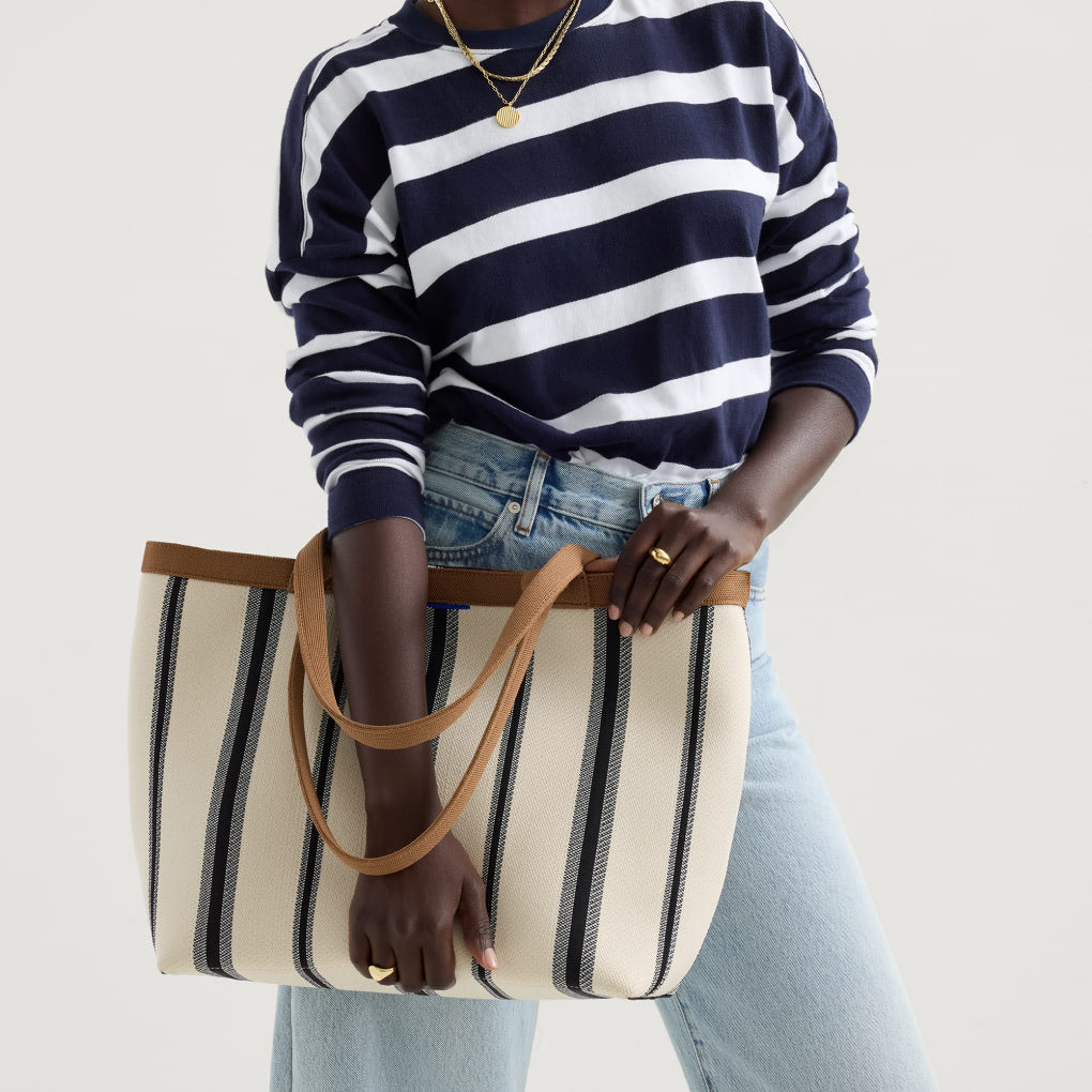 Model holding The Lightweight Zip Tote	Coastline.