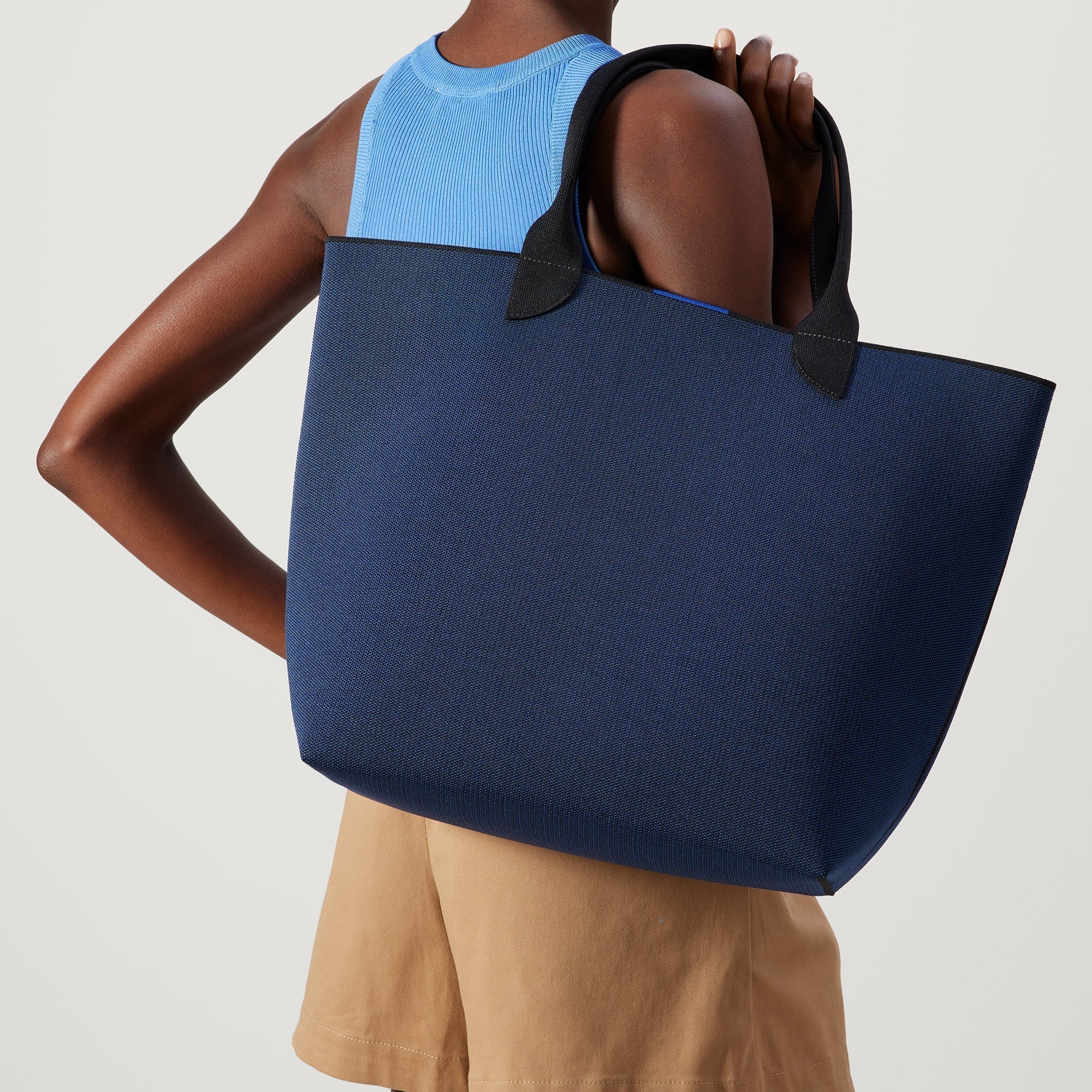 The Lightweight Tote in Sapphire and Onyx - Thumbnail 5