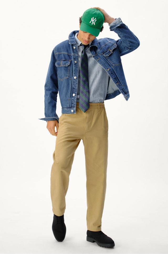 Man wearing the The Lug Oxford in Black.