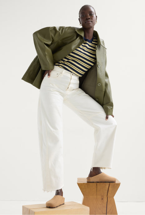 Model wearing The Casual Clog in Butternut.