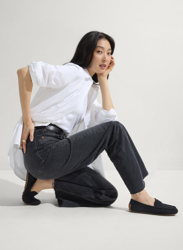 Model wearing The Daily Driver in Black.