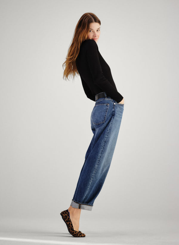 Model wearing the daily flat in toasty cat 