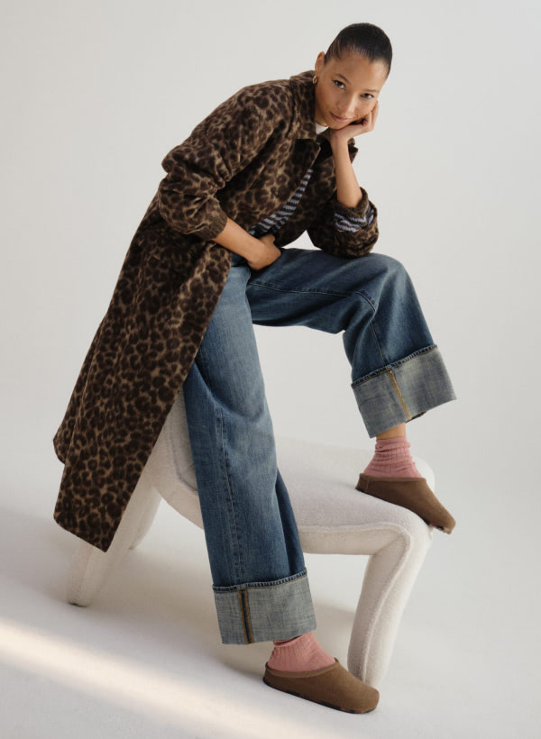 Model wearing The casual clog in porcini 