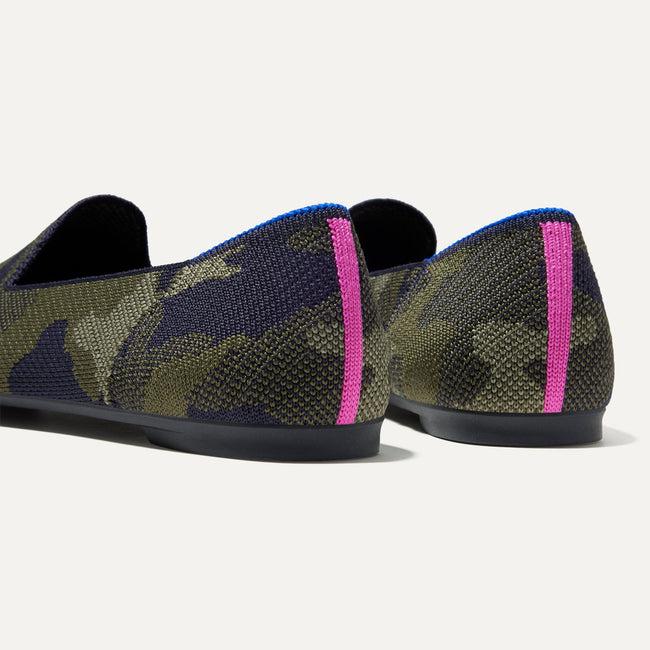Close up of the heel of The Almond Loafer in Spruce Camo, with Rothy's signature blue halo. 