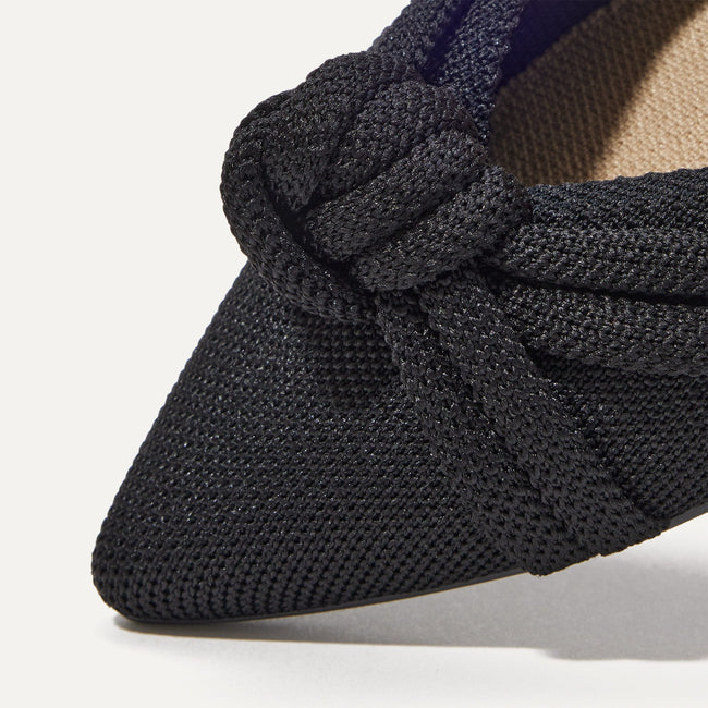 Close up of the toe and vamp of The Knot Point II in Black.
