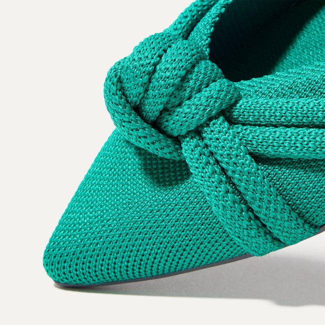 Close up of the toe and vamp of The Knot Point II in Sea Green.