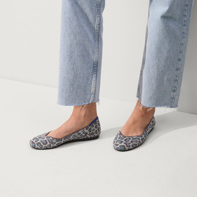 hover | Model wearing The Flat in Grey Spotted. 