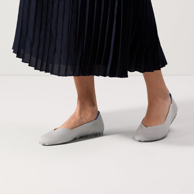hover | Model wearing The Flat in Grey Quartz. 