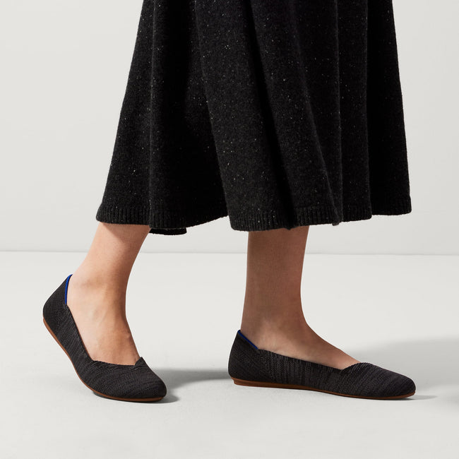 hover | Model wearing The Flat in Heathered Black. 