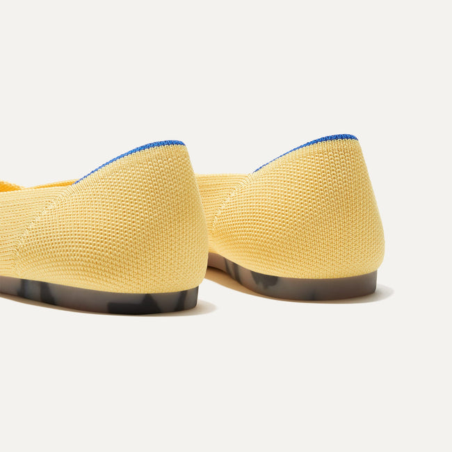 Close up of the heel of The Point in Daffodil, with Rothy's signature blue halo. 