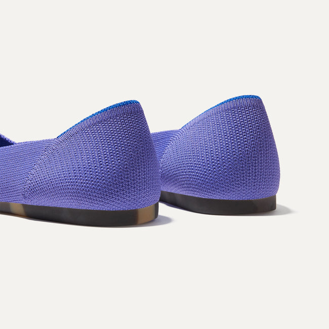 Close up of the heel of The Point in Periwinkle, with Rothy's signature blue halo. 