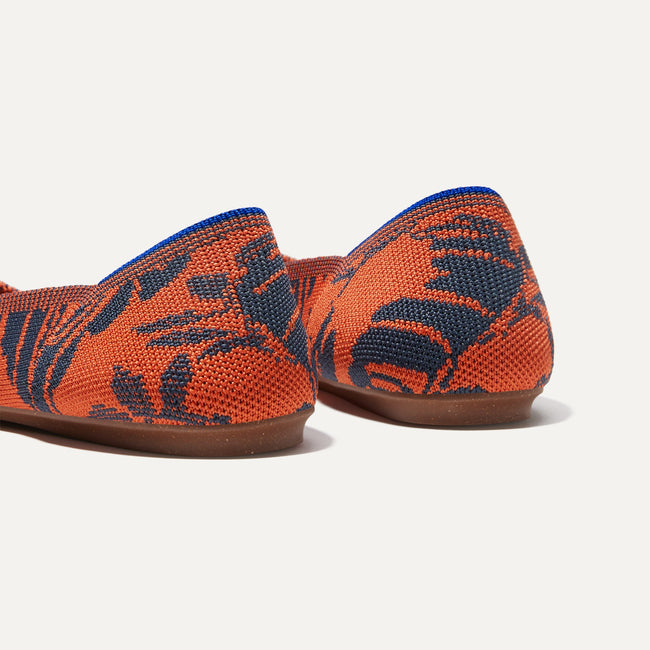 Close up of the heel of The Point in Sunset Floral, with Rothy's signature blue halo. 
