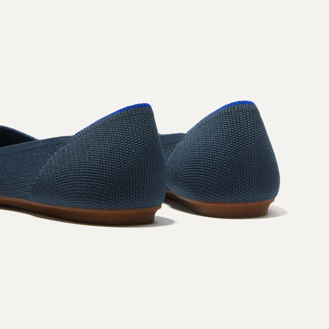 Close up of the heel of The Point in Navy, with Rothy's signature blue halo. 