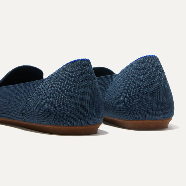 Close up of the heel of The Loafer in Navy, with Rothy's signature blue halo. 