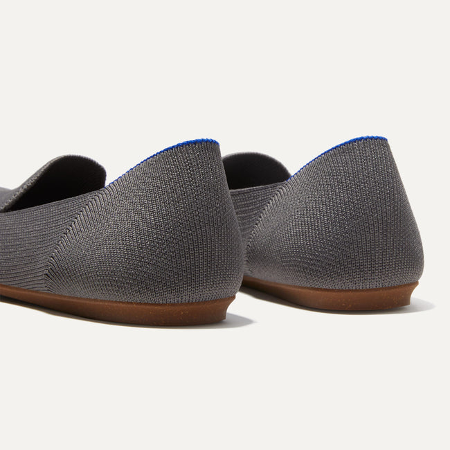 Close up of the heel of The Loafer in Pebble Grey, with Rothy's signature blue halo. 