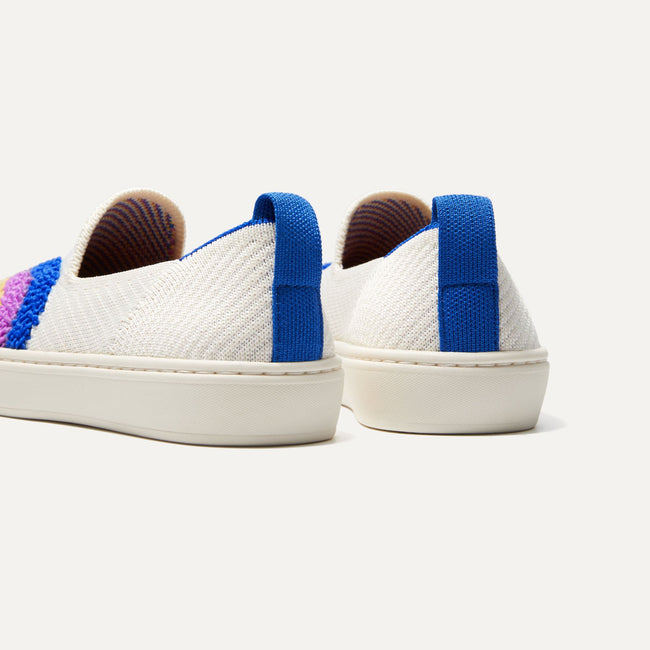 Close up of the heel of The Kids Sneaker in Terry Swirl, with a pull tab and Rothy's signature blue halo. 