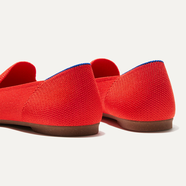 Close up of the heel of The Almond Loafer in Poppy, with Rothy's signature blue halo.